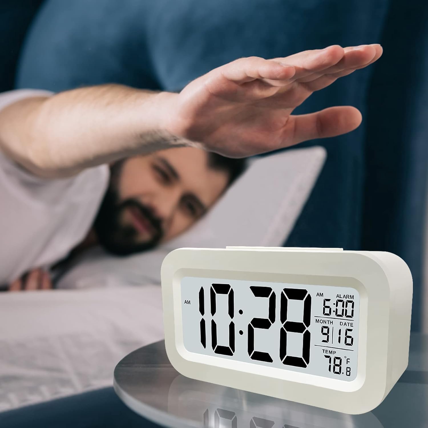 Reloj Despertador Digital, LED Pantalla Reloj Alarma Inteligente con Temperatura, Sensor de Brillo, 12/24 Horas, Función Snooze y Alarma para Dormitorio, Hogar, Oficina(Recargable,Blanco) - Imagen 2