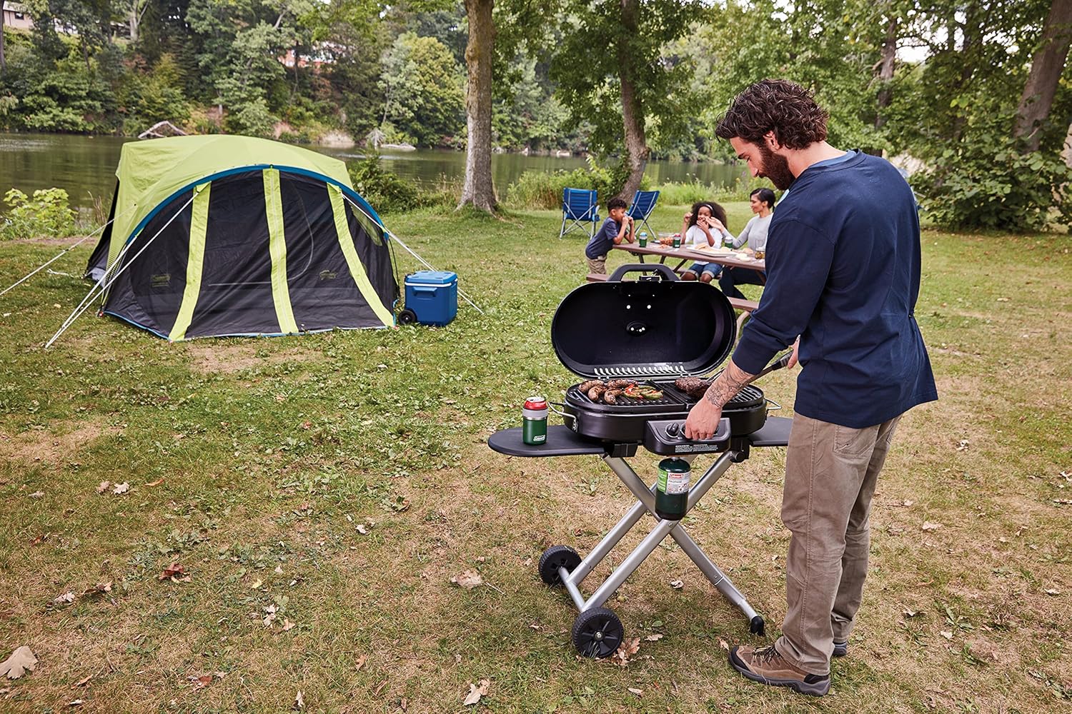 Coleman RoadTrip 285 Portable Stand-Up Propane Grill with 3 Adjustable Burners & Instastart Ignition, 20,000 BTUs of Power for Outdoor Cooking, Camping, Tailgating, Grilling, BBQs, & More - Imagen 2