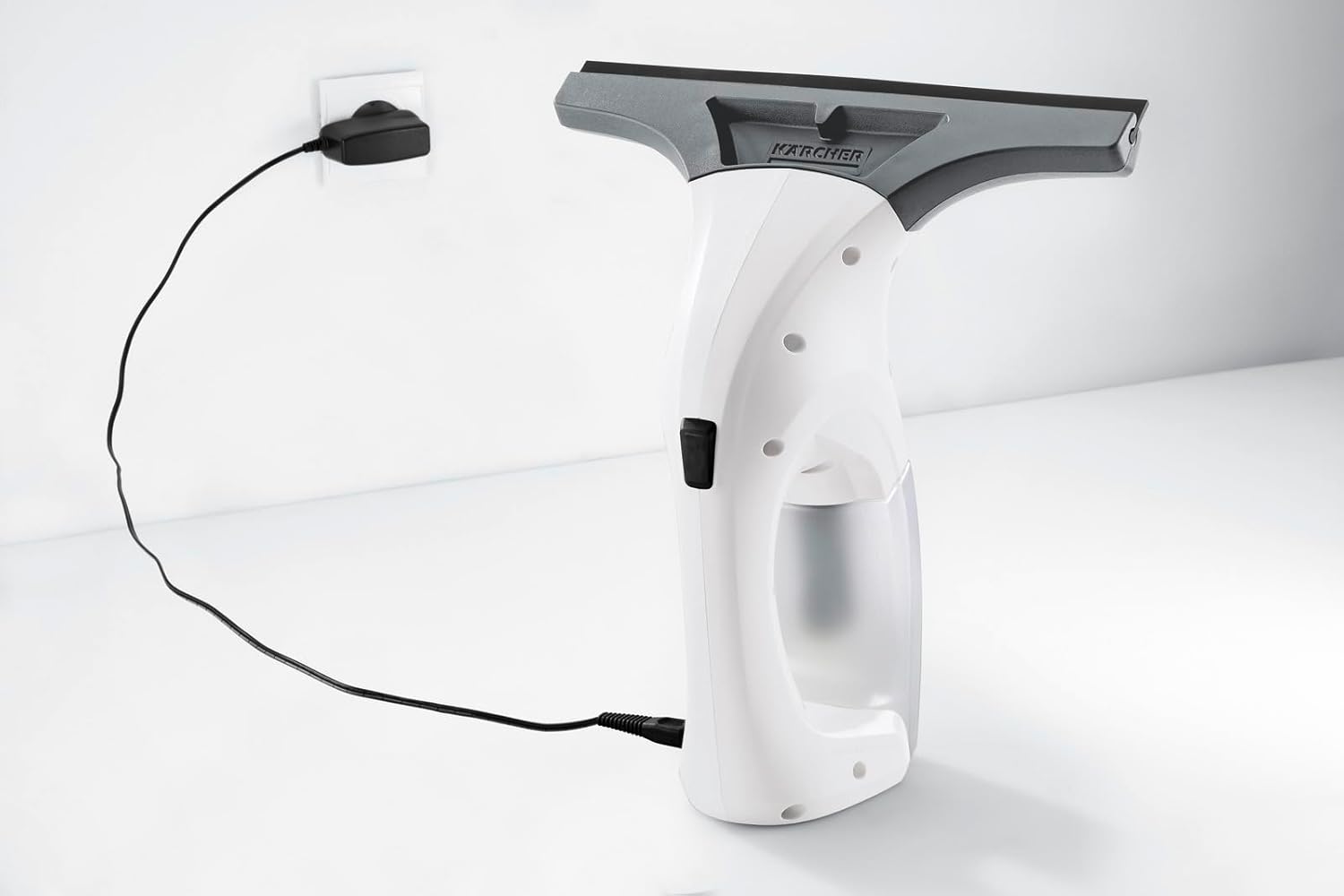 Kärcher Limpiadora de Cristales WV 1 Plus, autonomía batería: 20 min, indicador LED estado batería, depósito agua sucia: 100 ml, peso: 0,5 kg, pulverizador, paño microfibra, 20 ml detergente - Imagen 3