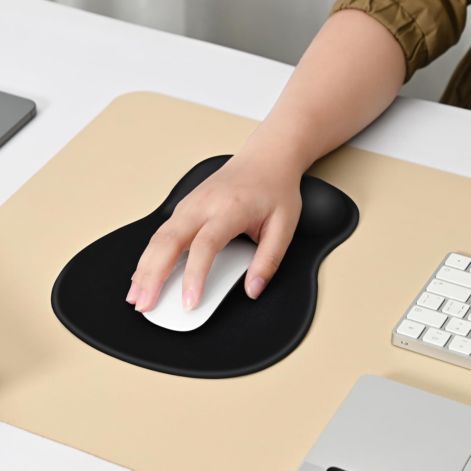 EooCoo Alfombrilla Ratón Ergonomica con Reposamuñecas de Gel, Duradero Mouse Pad, Lavable Mousepad, Base PU, Alfombrilla de Ratón para PC, Portátil, Ordenador, Oficina y Hogar, Negro - Imagen 3